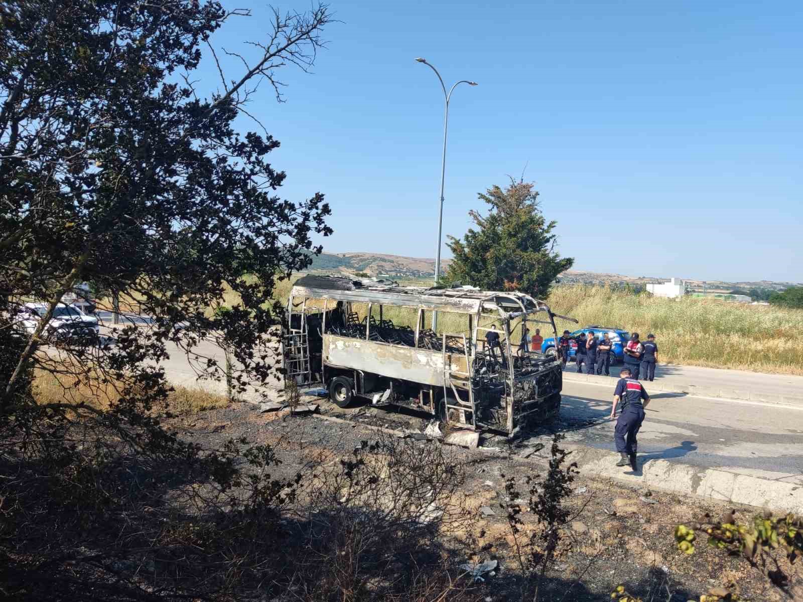 bursa-da-servis-otobusu-alevlere-teslim-oldu