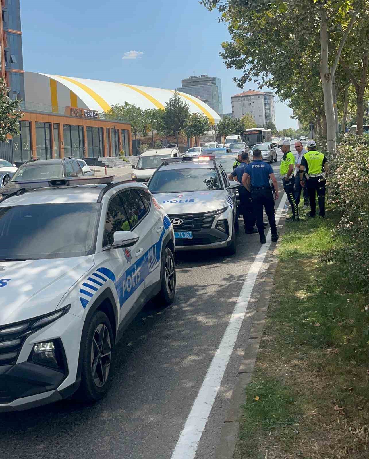 yayalara-yol-veren-polis-aracina-otomobil-carpti-1-polis-yarali