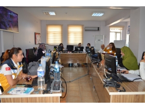 112’yi Arayıp, Dakikalarca Şarkı Söyledi