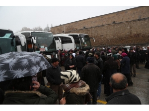 Umre Yolcularını Niğde Belediye Başkanı Özkan Uğurladı