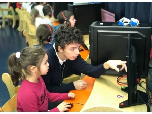 Liseliler Kardeşlerine Kodlama Öğretiyor