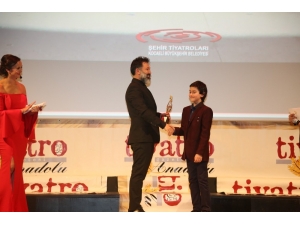 Tiyatro Gazetsi’nden Kocaeli Şehir Tiyatrosu’na Ödül