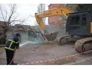 Tehlike Arz Eden Metruk Evler Yıkılıyor