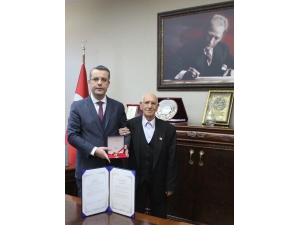 Kore Gazisine "Savaş Anı" Madalyası Verildi