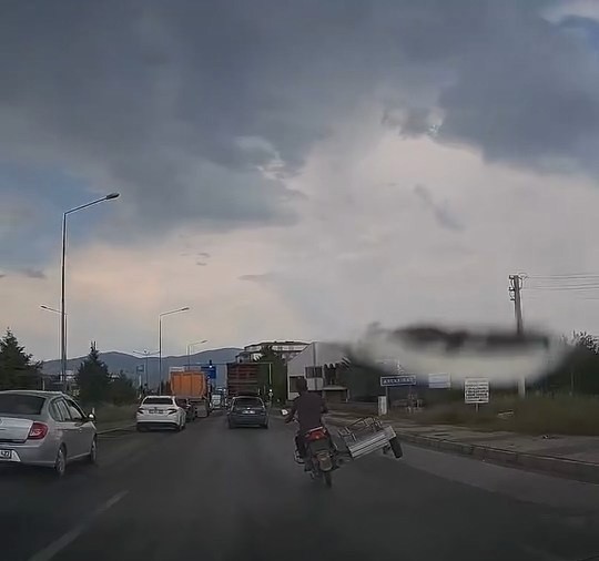 elazig-da-motosiklet-surucusunden-tehlikeli-yolculuk