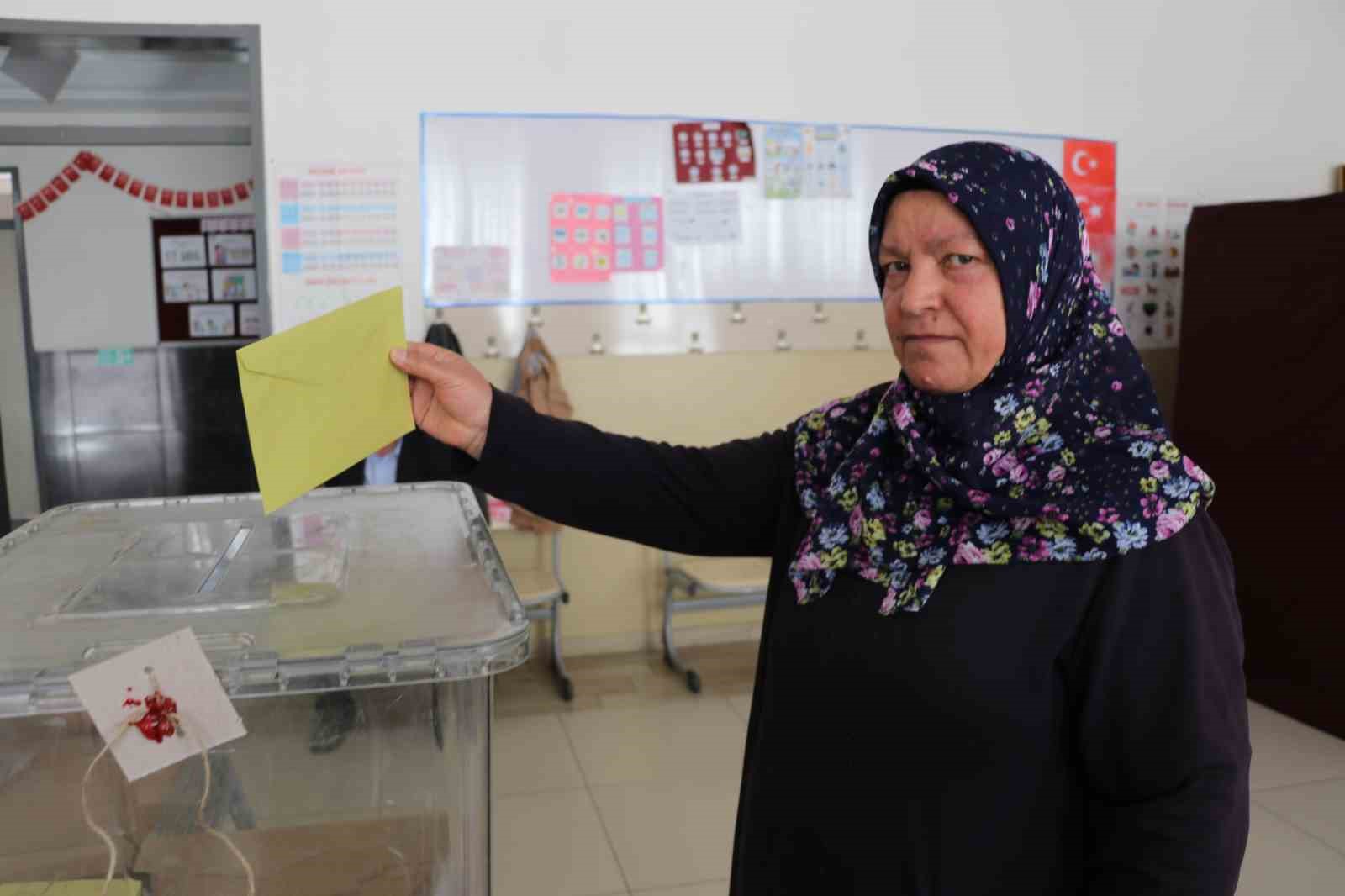 kalp-krizi-gecirerek-hayatini-kaybetmisti-mahalle-yeni-muhtarini-secmek-icin-sandik-basina-gitti