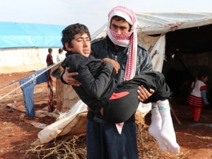 Oğlunu 13 Kilometre Kucağında Taşıyarak Bombalardan Kaçtı