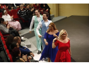 ’Kadın Aklı, Erkek Aklı’ Marmaris’te Sahnelendi