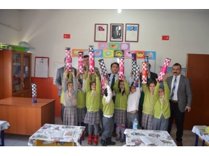 Hozat’ta Öğrencilere Satranç Takımı Dağıtıldı