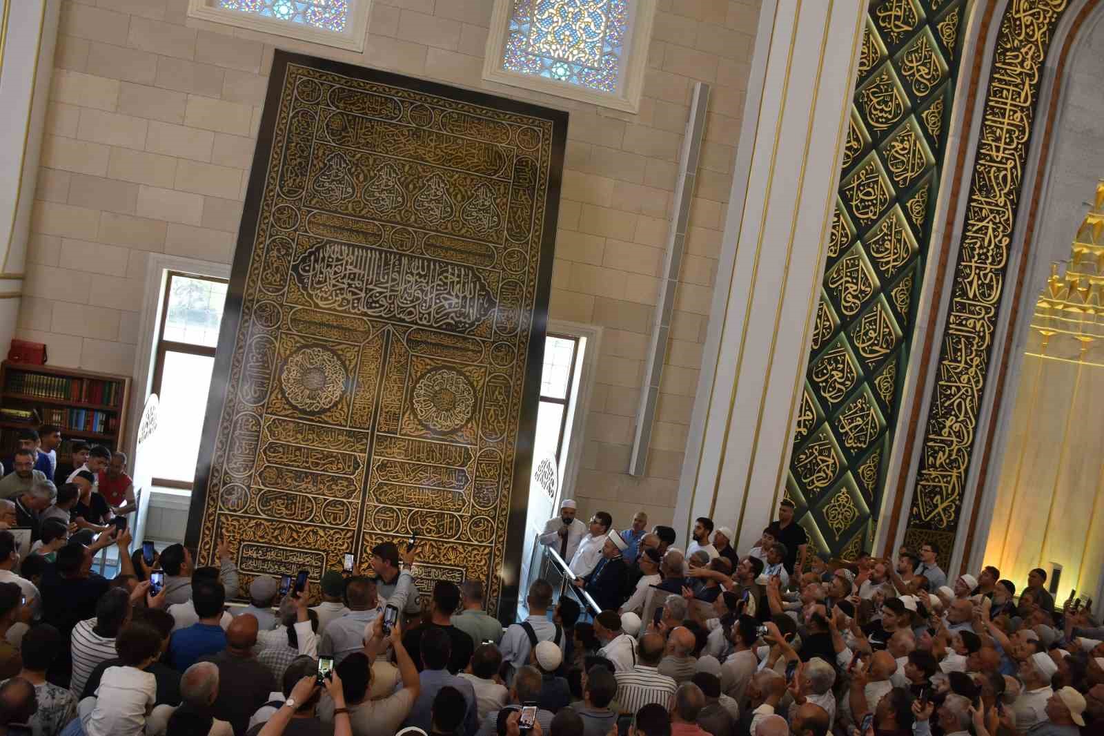 kabe-nin-kapi-ortusu-millet-cami-ve-kulliyesi-nde-sergileniyor