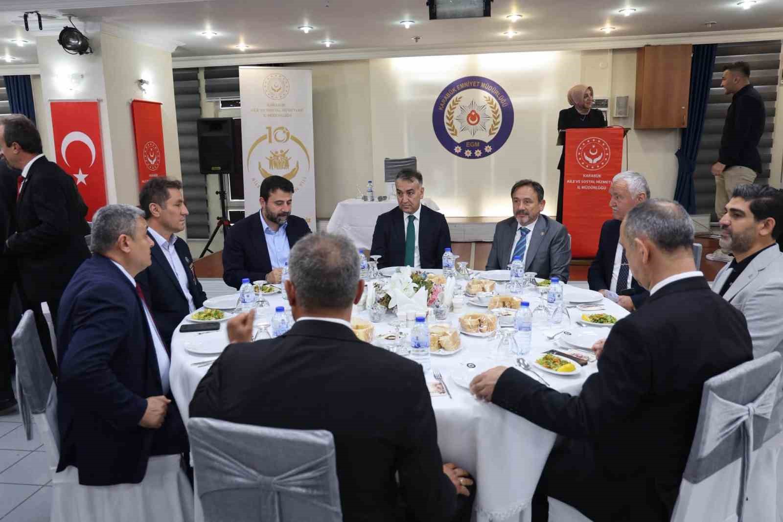 vali-cagatay-gaziler-ve-sehit-aileleriyle-onur-yemeginde-bulustu