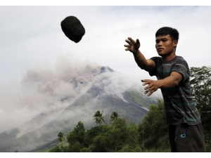 Mayon Dağı Lav Püskürtmeye Devam Ediyor