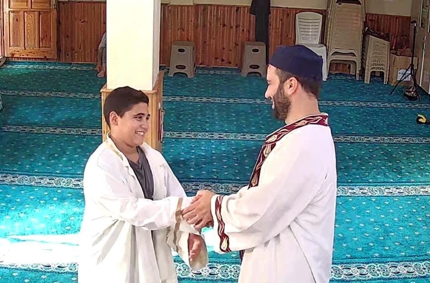 namaz-kilmaya-gelen-cocuga-imamdan-sicacik-davranis