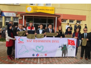 Öğrenciler Askerlere Atkı Ördü