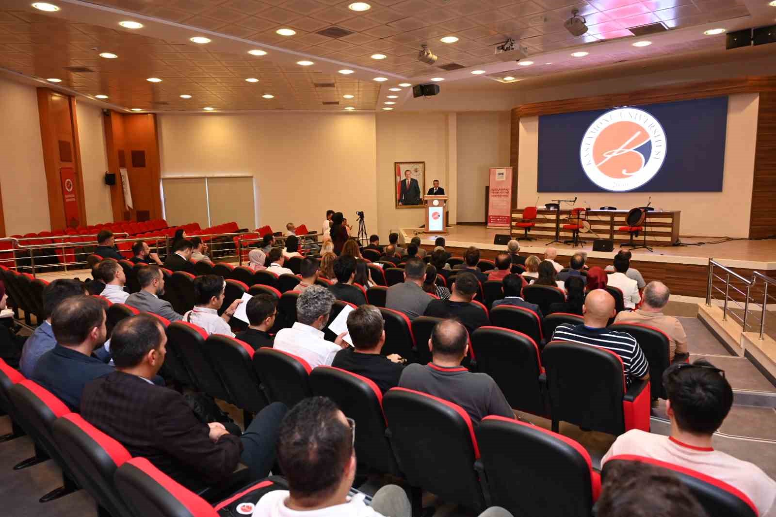 farkli-ulke-ve-sehirlerden-akademisyenlerin-katildigi-sempozyumda-tarih-egitimi-masaya-yatirildi