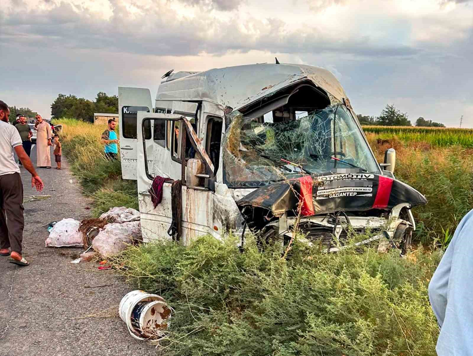 sanliurfa-da-iscileri-tasiyan-servis-tahliye-kanalina-devrildi-15-yarali