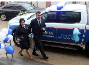 Nikahlarında Üniformalarını Giyen Çiftin Gelin Arabası Da Zabıta Aracı Oldu