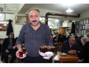Yaşlılar 75 Yıldır Bu Kahvede Çay İçiyor