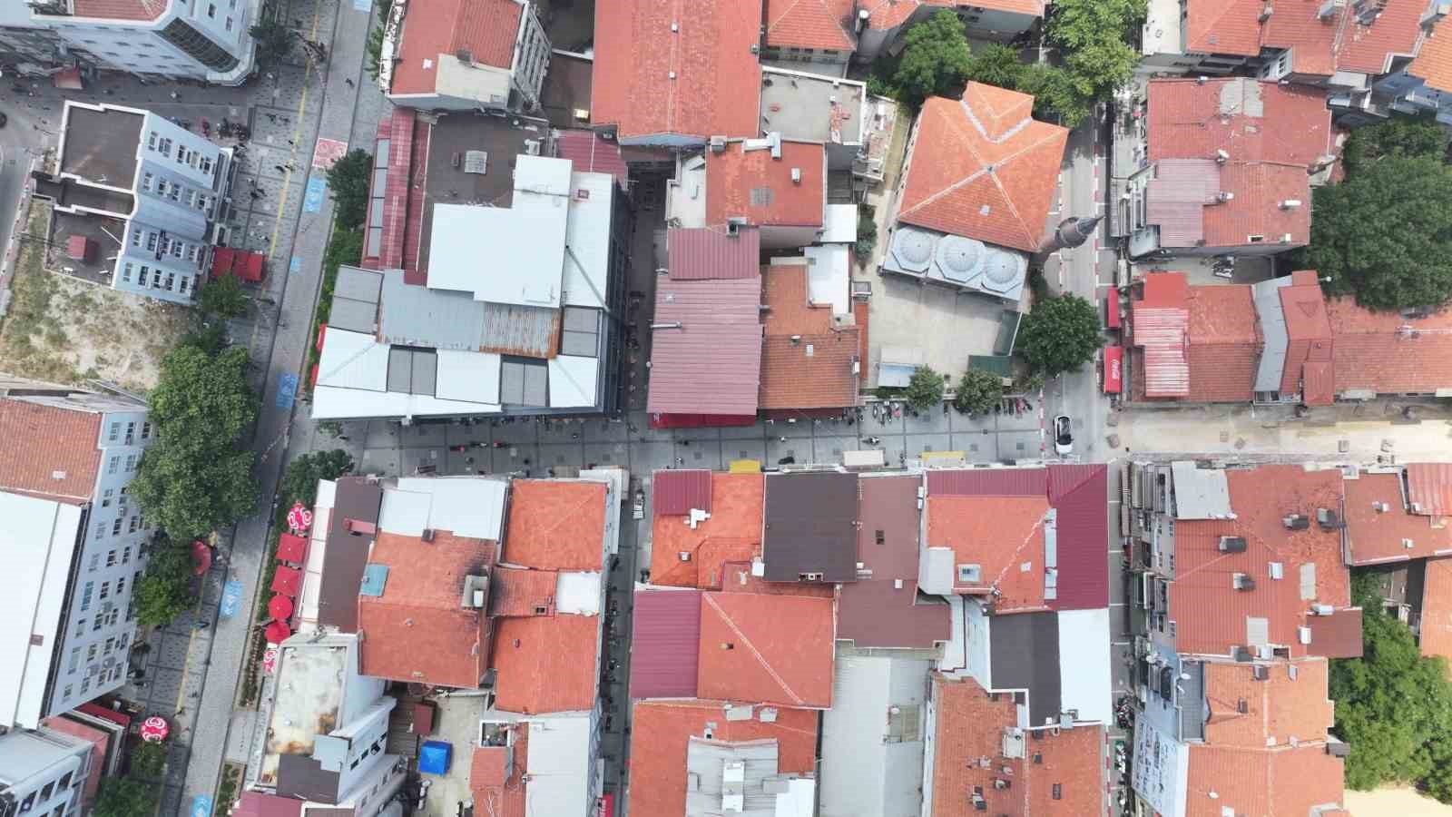 usak-ta-kurtulus-ve-yesil-karaagac-mahallelerinde-zemin-taslari-yenileniyor