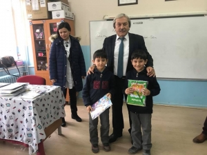 Başkan Şahin Yarıyıl Tatiline Girecek Öğrencilere Kitap Dağıttı