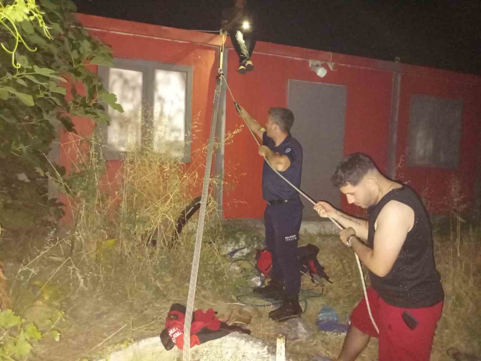 balikesir-de-kuyuya-dusen-yavru-kedi-kurtarildi