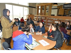 Büyükşehir Halk Kütüphanesinde Kitap Okuma Etkinliği
