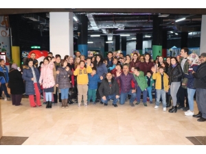 İş Adamı Leblebici’den Özel İnsanlara Karne Hediyesi