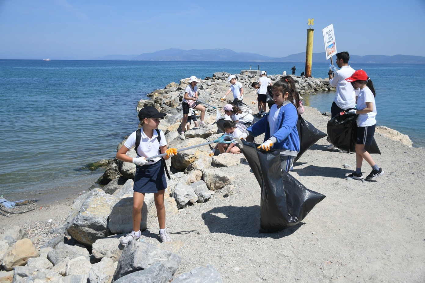 gelecegin-cevre-gonulluleri-kusadasi-belediyesi-nin-etkinliginde-bulustu
