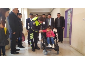 İdilli Minik Öğrenciye Akülü Sandalye Hediye Edildi