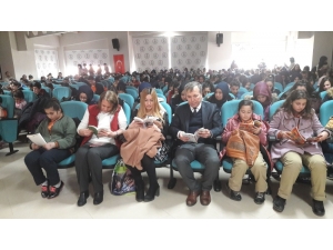 İki Okul Birleşerek 360 Öğrenciyle Okuma Etkinliği Düzenlendi