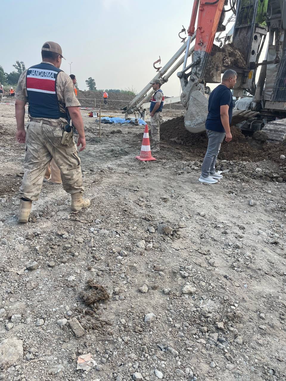 beton-pompasi-uzerine-dusen-isci-oldu