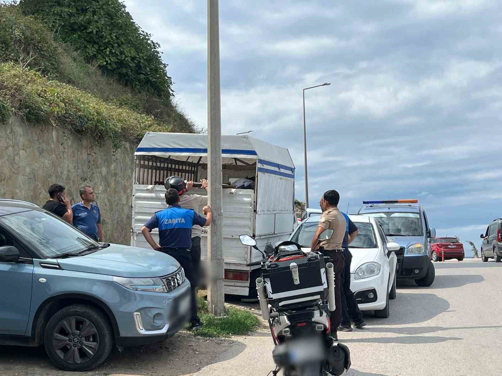 sinop-ta-belediyeye-ait-tabelayi-alan-sahis-polis-merkezine-goturuldu