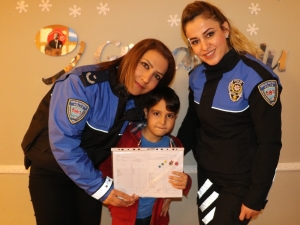 Polislerin Elinden Yemek Yiyen Yağız Karnesini De Polislerin Elinden Aldı