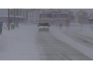 Karne Dağıtımından Dönen Öğretmenler Yolda Mahsur Kaldı