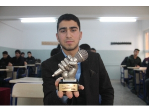 Öğretmeninin Tavsiyesiyle Başladı, 3 Dilde Şiir Okuyor