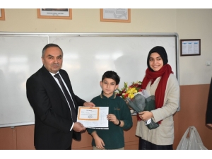 Başkan Ay Öğrencilere Karnelerini Dağıttı