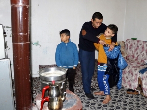 Engelli Çocuklarıyla Kocasının Maaş Kartlarını Ve Evdeki Eşyaları Alıp Kaçtı