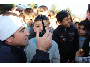 Polisten Yunus Emre’ye Telsiz Jesti