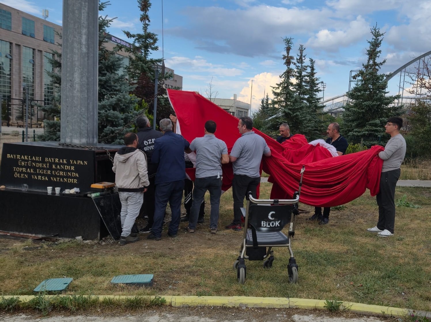 erzurum-da-bayrak-sevgisi-tek-yurek-oldu-vatandas-ve-gorevliler-ele-ele-verdi