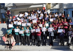 İkizlerin Okulunda Karne Sevinci