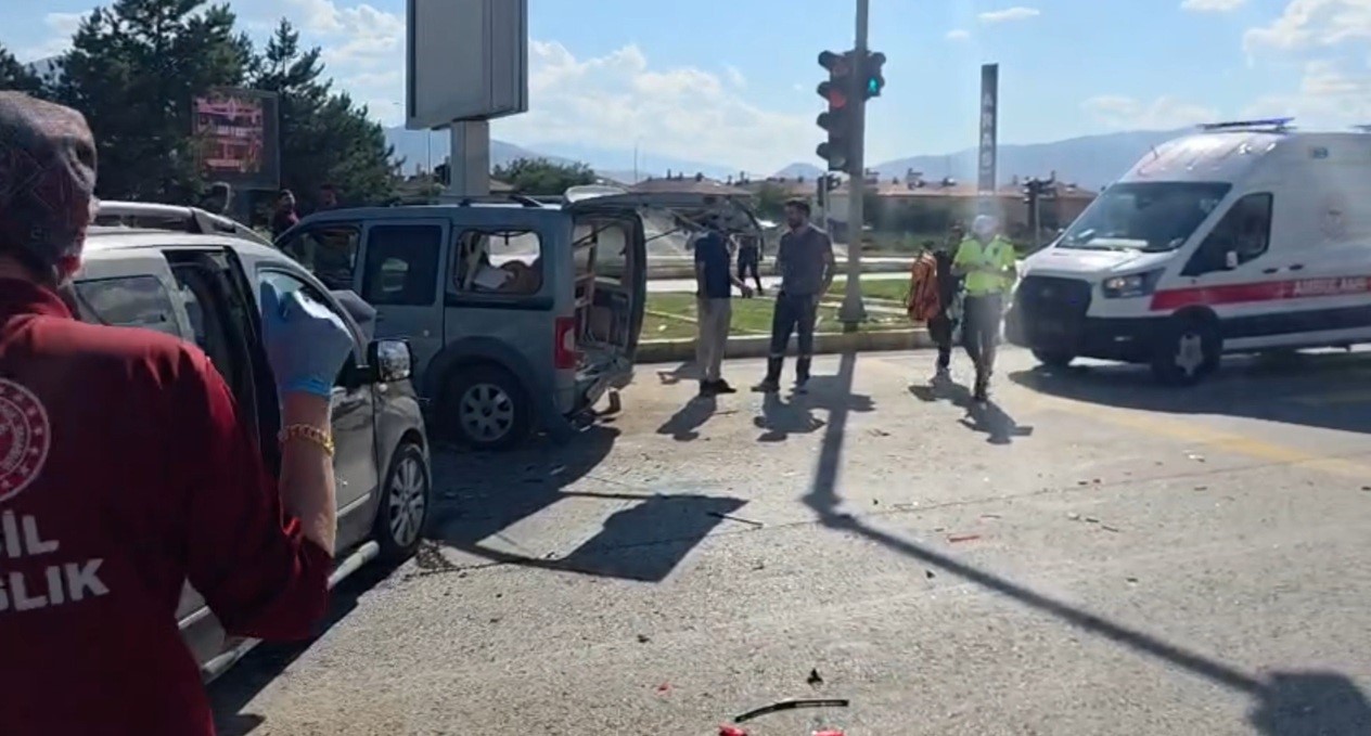 erzincan-da-iki-otomobilin-carpistigi-kazada-4-kisi-yaralandi