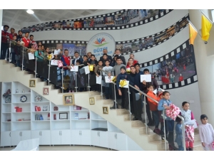 Muhacir Öğrencilerde Karne Aldı