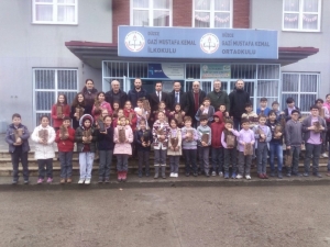 Üniversite Öğrencileri İlkokul Öğrencilerine Fidan Dikmeyi Aşılıyor