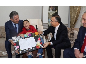 Evde Eğitim Gören Umut, Karnesini Vali Çeber’in Elinden Aldı