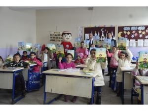 Ağrı Belediyesi’nden Öğrencilere Karne Hediyesi