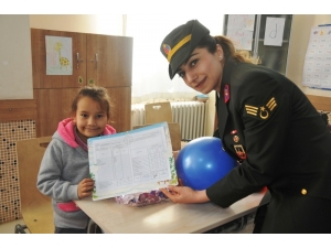 İlk Karne Ve Hediyelerini Jandarmadan Aldılar