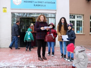 Niğde’de Öğrenciler Tatil Olmasına Rağmen Okullara Giderek Karne Aldı