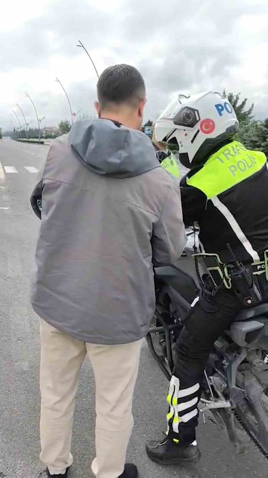 nigde-de-yks-ye-gec-kalan-ogrencileri-polis-yetistirdi