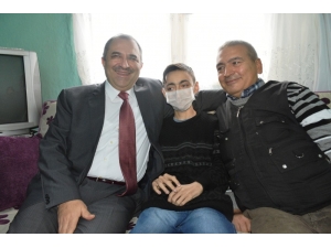 Vali Kaban, Lösemili Öğrencinin Karne Heyecanına Ortak Oldu