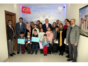 Milli Eğitim Müdürü Elmalı Karne Alan Şehit Çocuklarını Ödüllendirdi